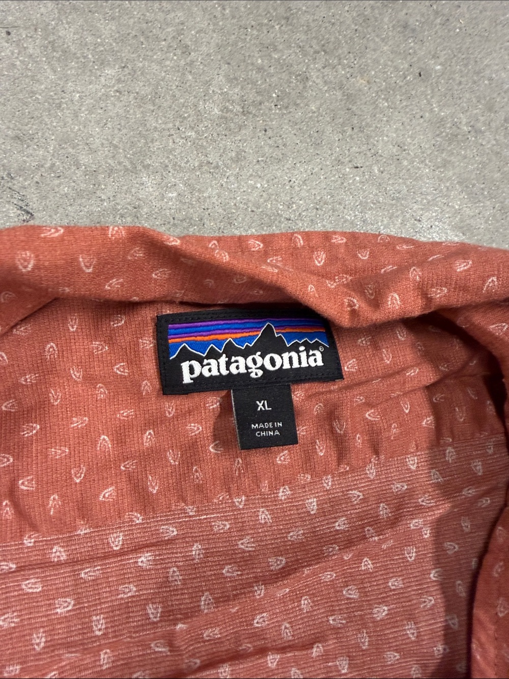 Patagonia Men’s Short-Sleeve Button-Down Shirt - Salmon Orange Dot Print - Picture 2 of 3